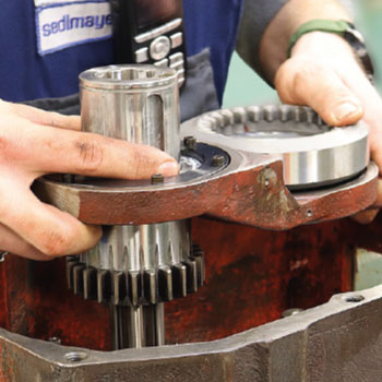 Industriemechaniker (m/w/d) repariert Getriebe
